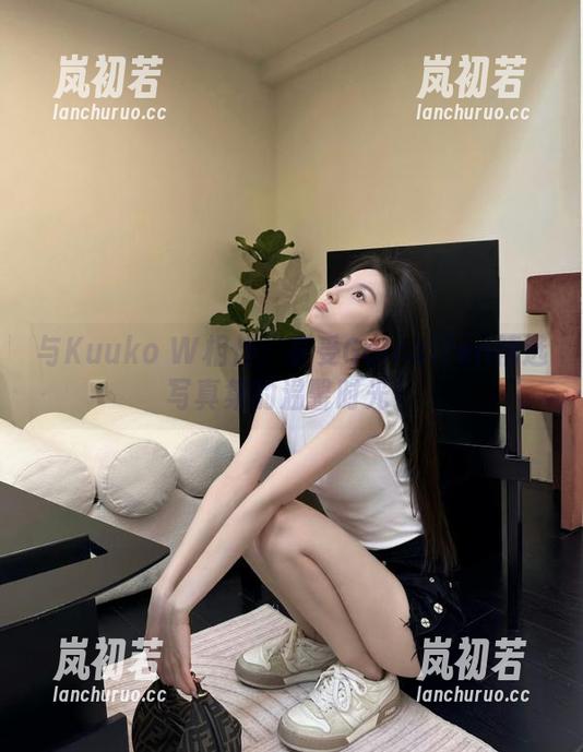 与Kuuko W相伴：享受Guinaifen精选写真集的温馨时光！